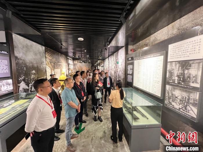 图为全国青年企业家代表参观重庆建川博物馆。　钟旖 摄